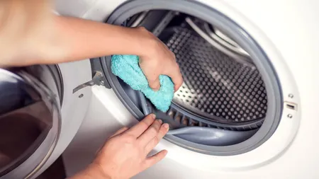 Trucul care îți va curăța rapid mașina de spălat. Ingredientul minune pe care sigur îl ai la îndemână