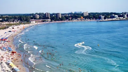 Alertă pe litoralul românesc al Mării Negre. Turiștii au ieșit la mal după ce au observat o substanță cenușie în apă