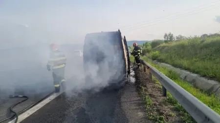 Un microbuz cu nouă persoane la bord a luat foc pe Autostrada A1. Pasagerii au apucat să coboare