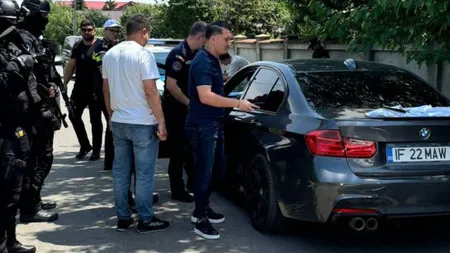 Omul lui Şoşoacă, prins de poliţişti în timp ce împărţea bani alegătorilor în Ilfov. Avea la el peste 21.000 de lei