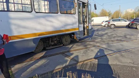 Un tramvai a deraiat și a blocat linia 27 în zona Piața Titan. A fost formată linia-navetă de autobuz 627