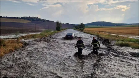 12 autoturisme și un microbuz, surprinse de viitură în Tulcea. Traficul pe DN 22D a fost blocat