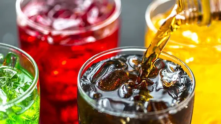 Consumul zilnic a două pahare de băuturi carbogazoase dublează riscul de a face cancer intestinal - studiu