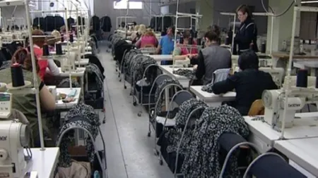 Studiul care îngroapă nemulțumirea industriei textile din cauza creșterii salariale din România: salariile mici din confecții, rețeta sărăciei 