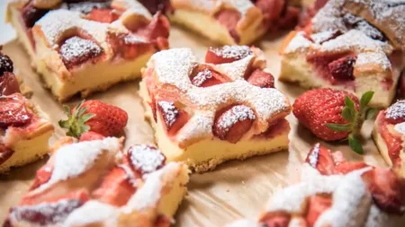 Prăjitura cu căpșuni care te va face să te îndrăgostești în această vară! Un răsfăț pentru papilele gustative, deși se face extrem de simplu