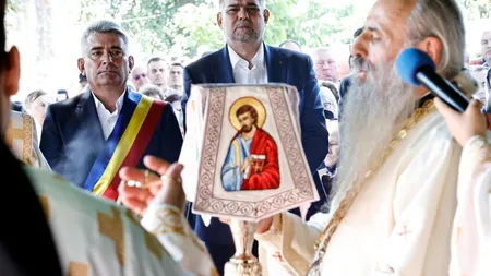 Premierul Marcel Ciolacu, alături de Paul Stănescu, secretarul general al PSD, asistă la slujba de Sfânta Maria la mănăstirea Văratic