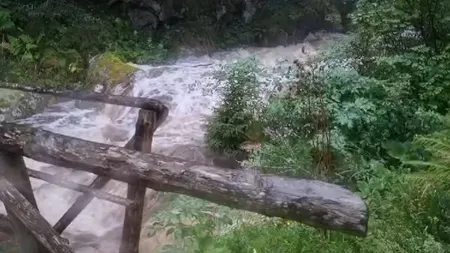 Salvare cu peripeții. Două femei şi un copil, rămaşi blocaţi pe Valea Stănişoara din Munţii Retezat, după ce apa unui râu a crescut brusc, au fost recuperaţi în cursul nopţii de salvamontişti