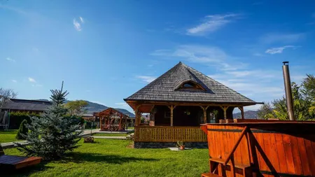 Cât costă să te relaxezi în ciubăr, în Maramureș. Turiștii aleg pensiunile care au această opțiune: 