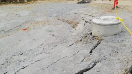 Străzile se surpă din nou în Slănic Prahova la trei luni de la reparații. Oamenii sunt disperați