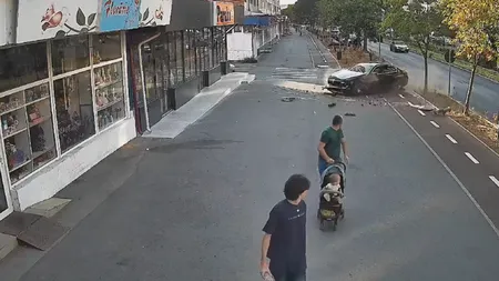 Un șofer băut a intrat cu mașina pe un trotuar și a lovit un indicator și un hidrant! Trecătorii au avut noroc