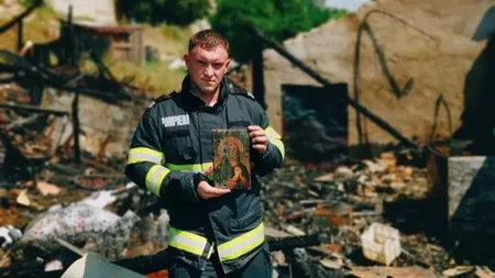 O icoană a Maicii Domnului, singurul obiect rămas intact într-o clădire distrusă de incendiu în Bistrița