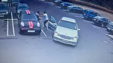 Imagini șocante. Bărbat cu handicap răpit din faţa unui supermarket din Timişoara şi pus să cerşească