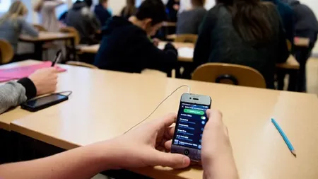 Părinţii nu cred că profesorii vor confisca telefoanele mobile ale elevilor, aşa cum prevede noul regulament şcolar: 