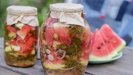 Reţeta delicioasa a bunicii: pepenii muraţi, o delicatesă cu gust intens şi o textura crocanta