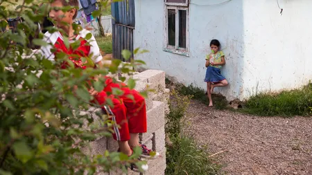 Educaţia la cote de avarie: sărăcia afectează drastic performanţa şcolară, meditaţiile discriminează, unii copii se pierd pe drum şi cei mai mulţi ar vrea să emigreze