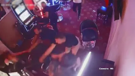 Bătaie ca-n filme într-o sală de păcănele din Capitală. Poliţia a reţinut 11 persoane