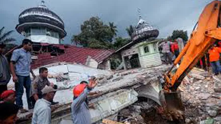 Cutremur de suprafaţă cu magnitudinea 4.9, soldat cu un mort şi peste 80 de răniţi, în Indonezia
