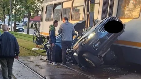 Șofer mort după ce mașina lui a fost prinsă între un stâlp și un tramvai, în București. Vatmanul a fost depistat pozitiv la drugtest