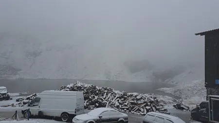 VIDEO Imagini de poveste cu prima ninsoare de anul acesta, la Bâlea Lac. Este și prima intervenție pentru deszăpezirea Transfăgărășanului