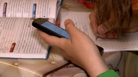 Propunere șocantă privind interzicerea telefoanelor mobile în timpul orelor. Cine a făcut-o și care sunt argumentele