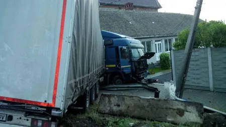 Un bărbat din Galați s-a trezit cu un TIR în casă. Șoferul spune că a încercat să evite un cal