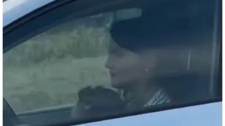 Scene revoltătoare în trafic! O mamă a condus mașina cu fiica în brațe, sub privirile îngrozite ale celorlalți participanți la trafic