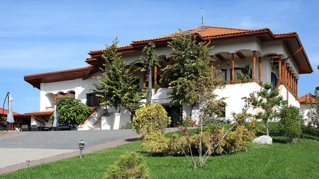 Familia lui Mugur Isărescu îşi extinde afacerile. Ridică bungalouri la podgoria din Drăgășani