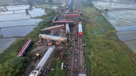 Grav accident feroviar în India. Un tren de pasageri s-a ciocnit cu un tren de marfă, care staționa