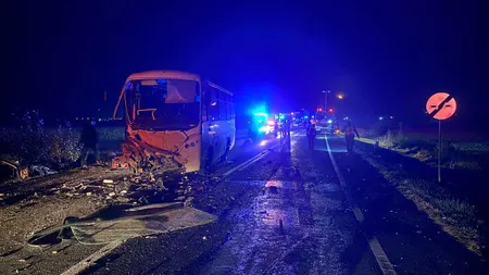 Accident cu zeci de victime în Hunedoara. Doi tineri au murit. Autoritățile au activat planul roșu
