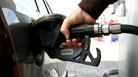 Cum verifici dacă benzina sau motorina din rezervor ți-au fost ”botezate” cu apă. Ce trebuie să faci urgent ca să nu îți ”moară” motorul