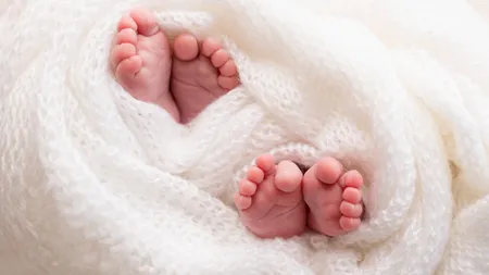Povestea unor gemene separate la naștere, care s-au cunoscut din întâmplare după 30 de ani. Motivul pentru care acum nu își mai vorbesc