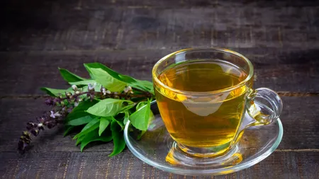 Băutura care te scapă mai ușor de răceală. Are efecte antioxidante, antiinflamatoare și antibacteriene