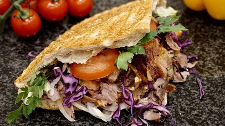 Turcia și Germania se ceartă pe döner kebap. Dacă turcii câștigă, nimeni nu va mai putea vinde decât dacă respectă rețeta originală
