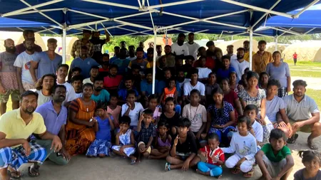 Zeci de migranți blocați pe o insulă din Oceanul Indian. Guvernul Marii Britanii, în disperare de cauză, le propune acestora o relocare temporară în România