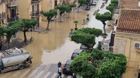 Inundații devastatoare în Italia. Un tânăr a murit într-o mașină luată de ape
