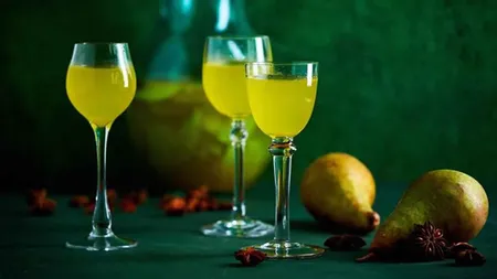 Cum se face lichiorul de pere. Rețeta celei mai aromate băuturi preferate de români