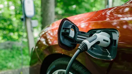 Înmatriculările de mașini full electrice au scăzut cu 37 la sută. Pe cine dau vina producătorii și importatorii