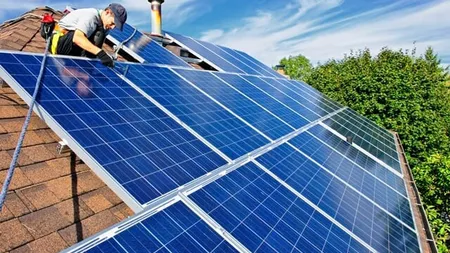 Românii pot primi vouchere de 5.000 de euro de la stat pentru fotovoltaice și baterii. Până când se pot depune dosarele