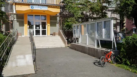 Elev de clasa a V-a hărțuit de trei colegi în școală. L-au închis în baie și l-au amenințat