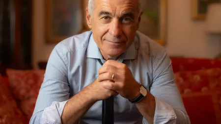 Cine este Călin Georgescu, candidatul ridicat pe TikTok, care ar putea să-i ia locul lui Simion. Acuzat deopotrivă de extremism de dreapta şi că e omul lui Putin