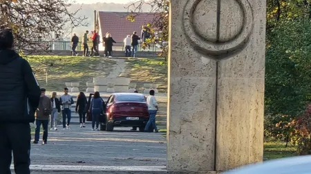 O șoferiță din București cu un Mercedes GLC, gest interzis lângă Masa Tăcerii lui Brâncuși. Ce amendă a primit FOTO