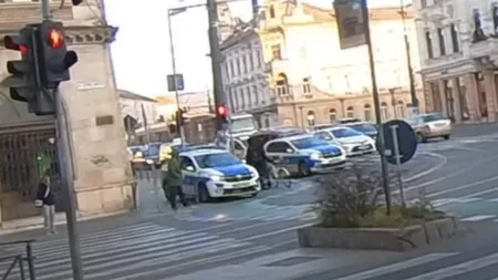 Polițiști sancționați după ce o autospecială a fost filmată când circula pe un trotuar din Cluj, folosind abuziv mijloacele sonore şi luminoase