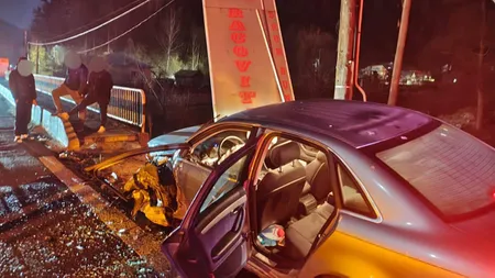 Trafic blocat pe Valea Oltului după ce două autoturisme s-au ciocnit. 6 persoane, printre care 3 copii, au fost rănite