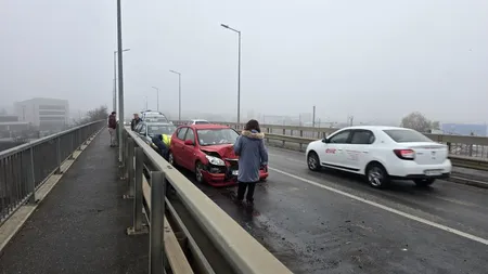 Accident în lanț cu 16 mașini implicate din cauza poleiului, în Alba