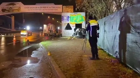 Accident cumplit la intrarea în București. Mașină făcută praf după ce a intrat într-o pasarelă