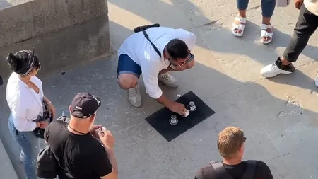 Vlogger ceh, amenințat și scuipat de mai mulți români care păcăleau turiștii cu alba-neagra, la Paris