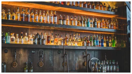 Prețuri mai mari la alcool pentru români. Accizele la băuturi spirtoase și vinuri spumante vor crește gradual în 2025 și 2026