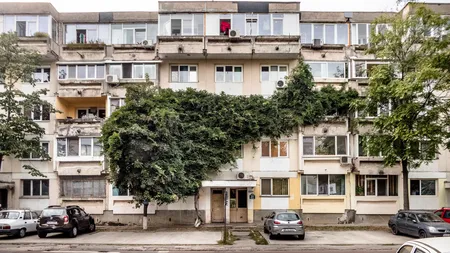 Viața la bloc are reguli dure. Ce pățesc cei care depozitează vechituri în spațiile comune
