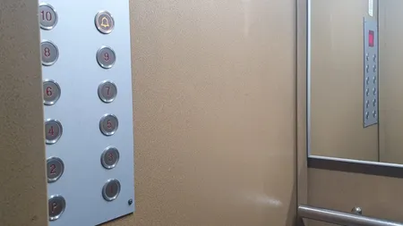 Dacă stai într-un bloc cu lift și faci asta, te-ai ars! Cât de mari sunt amenzile