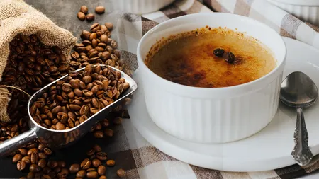 Struțocămila culinară: Cafeaua Crème brûlée, cremoasă și dulce, pe care o poți servi drept desert. Rețeta ideală pentru iubitorii de cafea